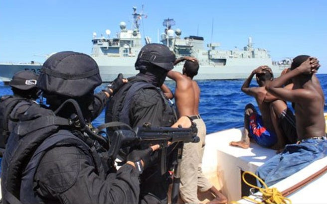 Πειρατεία σε εμπορικό πλοίο ανοιχτά της Σομαλίας – Αυξήθηκαν οι απαγωγές πληρωμάτων από πειρατές το 2016
